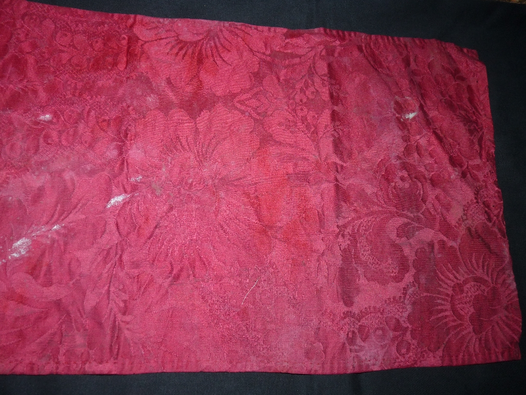 voile huméral (?) ornement rouge nappe de sellette (?)