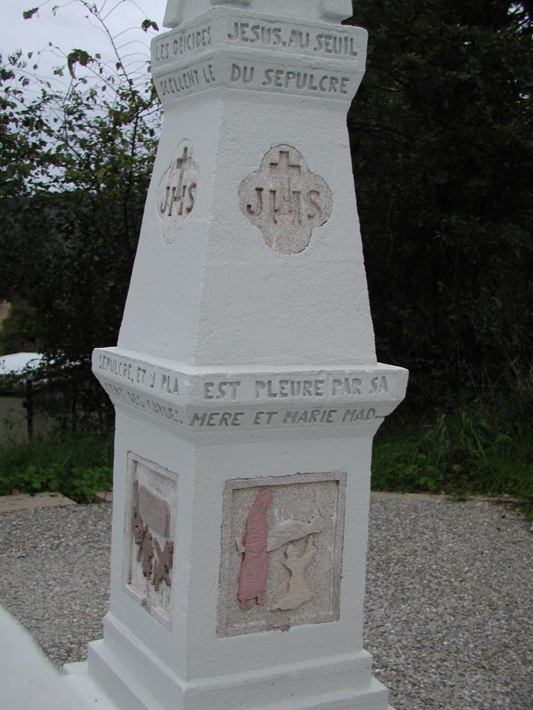 calvaire édicule et ses 3 statues (petite nature) : Christ en croix, la Vierge, saint Jean et sainte Marie-Madeleine