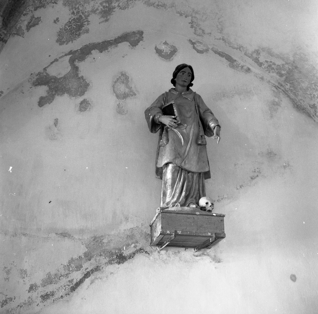 deux statues en pendant : saint Vincent, diacre