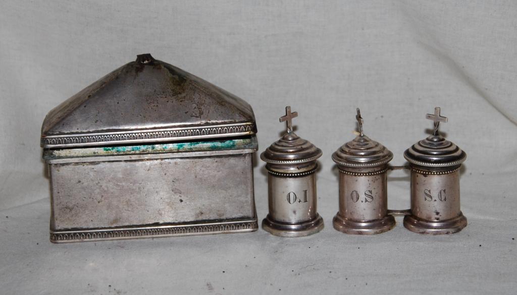 coffret aux saintes huiles, ampoule à huile des catéchumènes, ampoule à huile des malades, ampoule à saint chrême