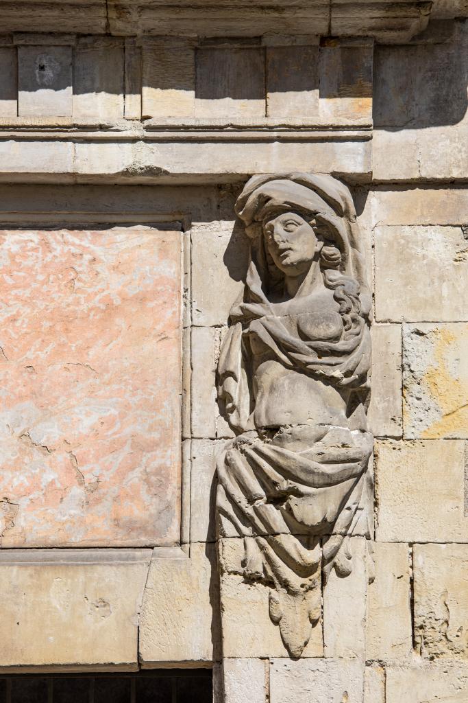 ancien hôtel particulier d'Abel de Ligonier puis de Poncet , actuellement annexe de la mairie et école