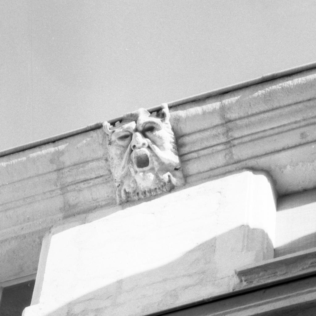 décor d'architecture : mascarons
