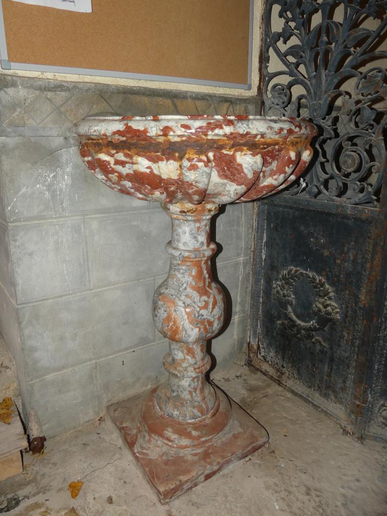 ensemble de 2 bénitiers (bénitier mural et bénitier sur pied)