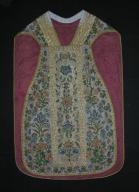 ornement doré : chasuble, étole de clerc, manipule, voile de calice