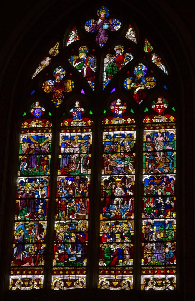 verrière : l'Entrée de Jésus à Jérusalem, la Cène, le Lavement des pieds, l'Agonie au Jardin des oliviers, le Baiser de Judas, Jésus devant Hérode, la Flagellation, le Couronnement d'épines, le Portement de croix, la Crucifixion, la Mise au tombeau, la Résurrection, anges, quatre prophètes, père éternel