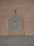 plaque commémorative sur une peinture de la guerre de 1914-1918 et statue sur socle de sainte Jeanne d'Arc