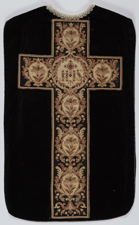 chasuble noire avec étole, manipule et voile de calice