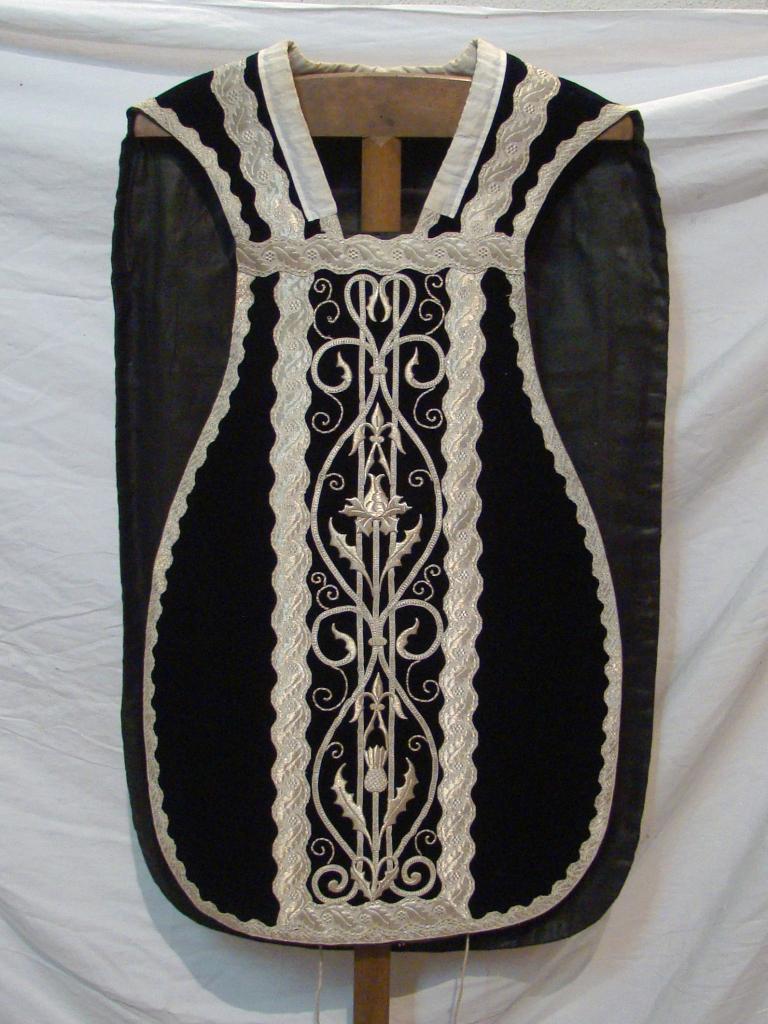 ensemble d'un ornement noir : chasuble , étole de clerc et manipule, voile de calice et bourse de corporal