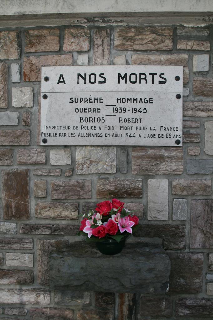 plaque commémorative de la guerre de 1939-1945 dédiée à Robert Borios