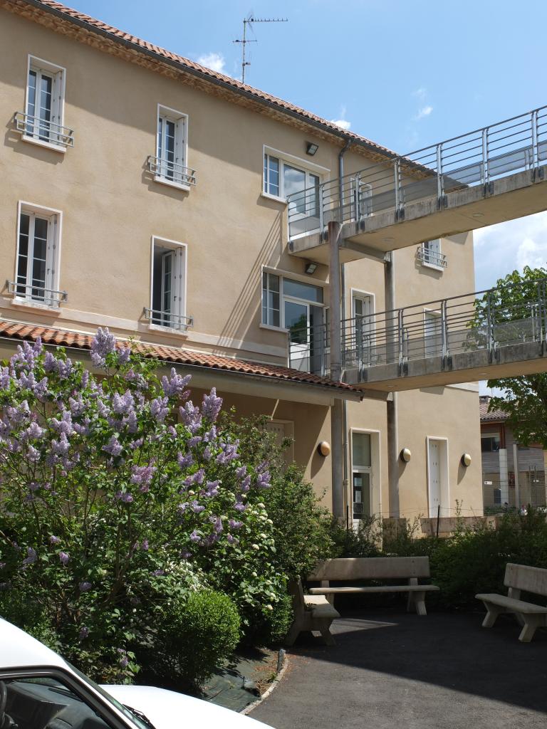 château, puis école des Frères de l'Instruction Chrétienne de Ploërmel, puis école ménagère agricole, aujourd'hui lycée d'enseignement général, technologique et agricole d'Auch Beaulieu-Lavacant