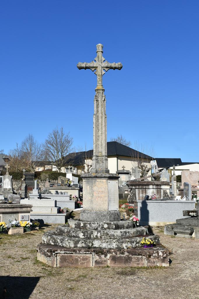 tombeau des prêtres, caveau provisoire et croix de cimetière