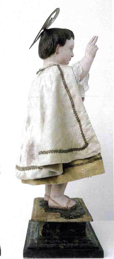 Statue : Enfant Jésus de Prague avec son costume dans sa vitrine de présentation