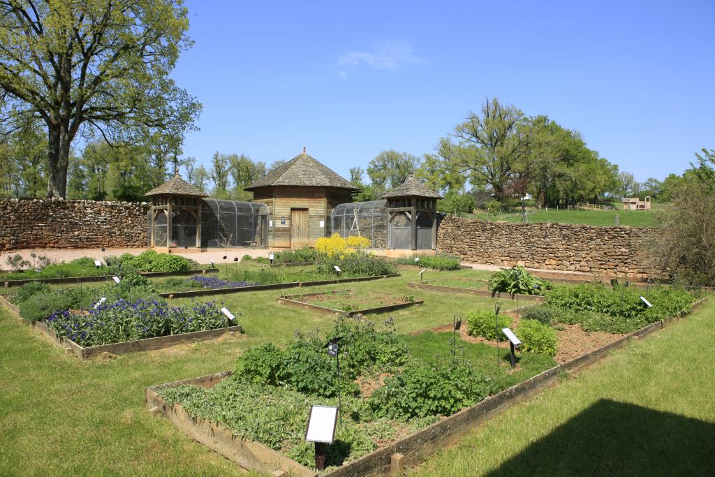 jardin dit Jardin d'Eden Médiéval et parc du château du Colombier