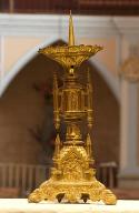 ensemble de 4 chandeliers d'autel, de style néo-gothique : Couronnement de la Vierge par le Christ