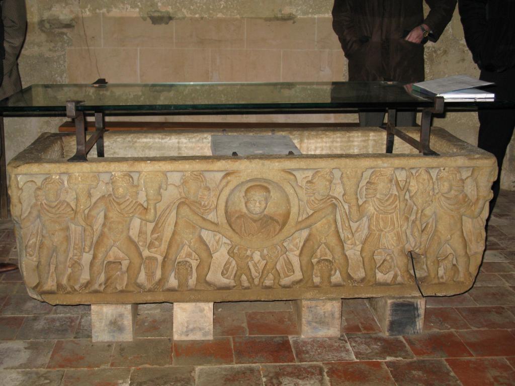 sarcophage, actuellement autel