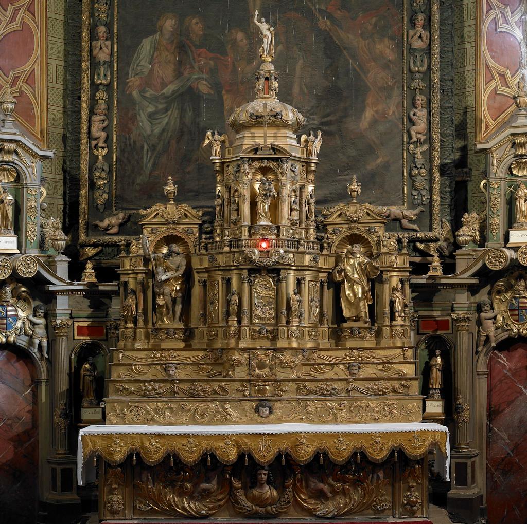 ensemble du maître-autel : retable architecturé à niche, 4 gradins d'autel et tabernacle à ailes architecturé