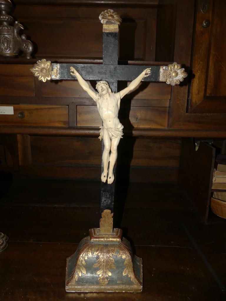 croix d'autel et statuette du Christ en croix
