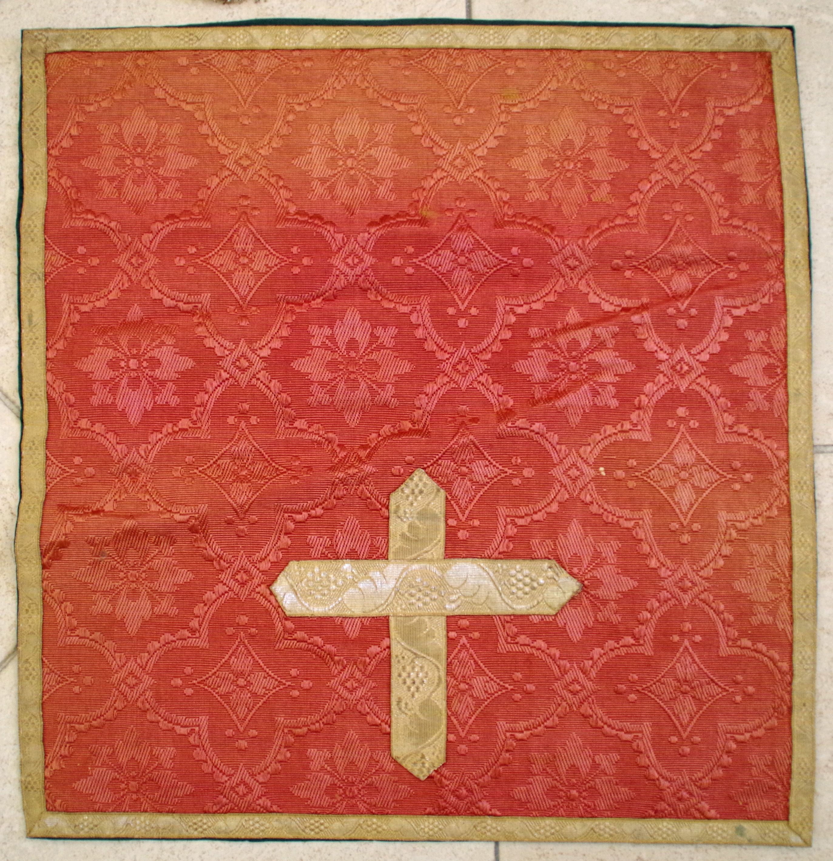 sommaire des textiles de l'église de La Rouvière