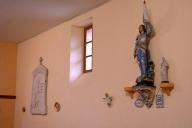 tableau commémoratif des morts de la guerre de 1914-1918 et la statue de Jeanne d'Arc et sa console.