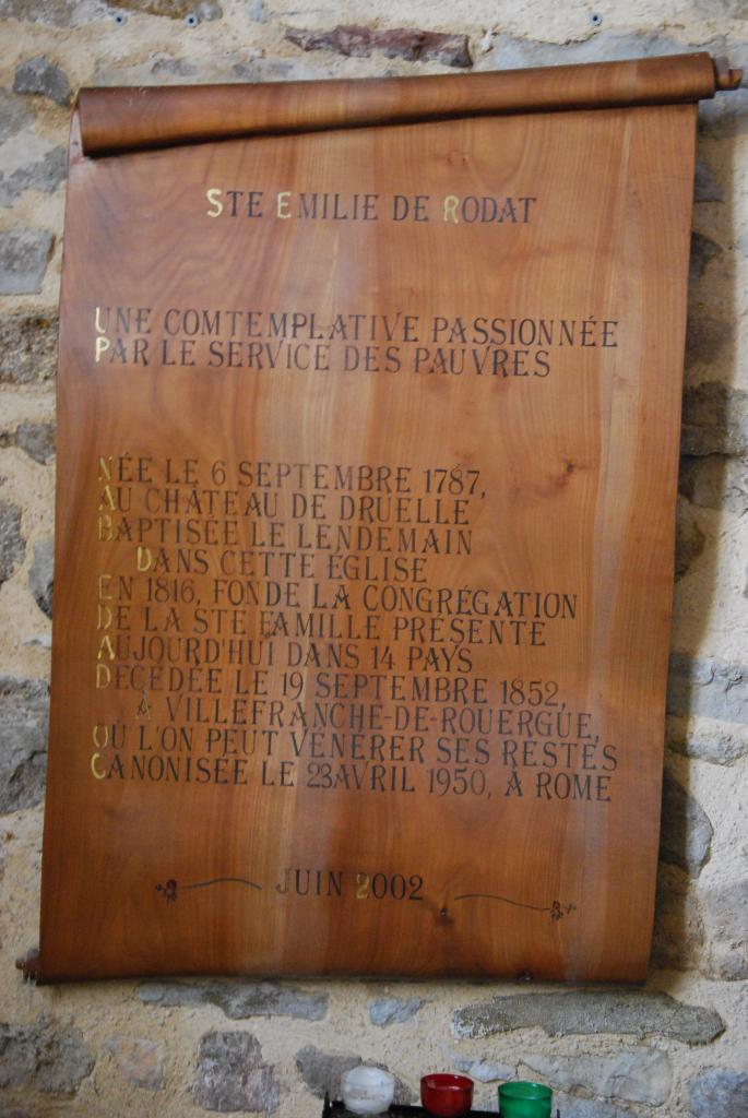 les plaques commémoratives autour de la statue de sainte Emilie de Rodat