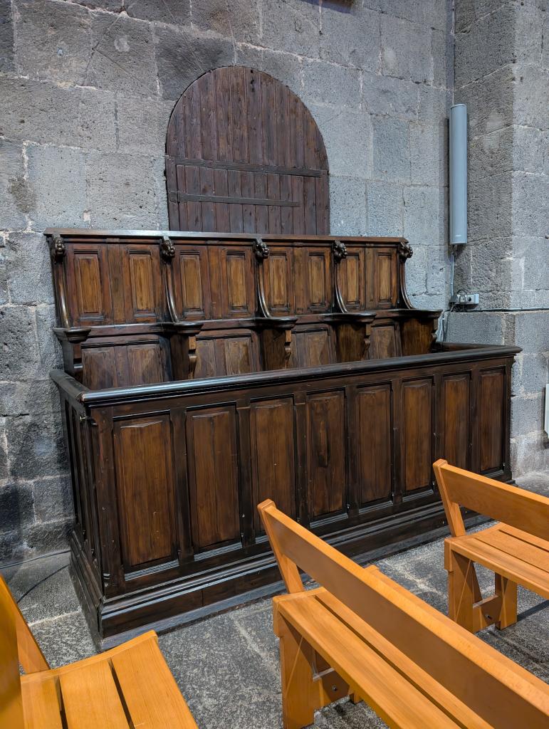 deux bancs d'oeuvre