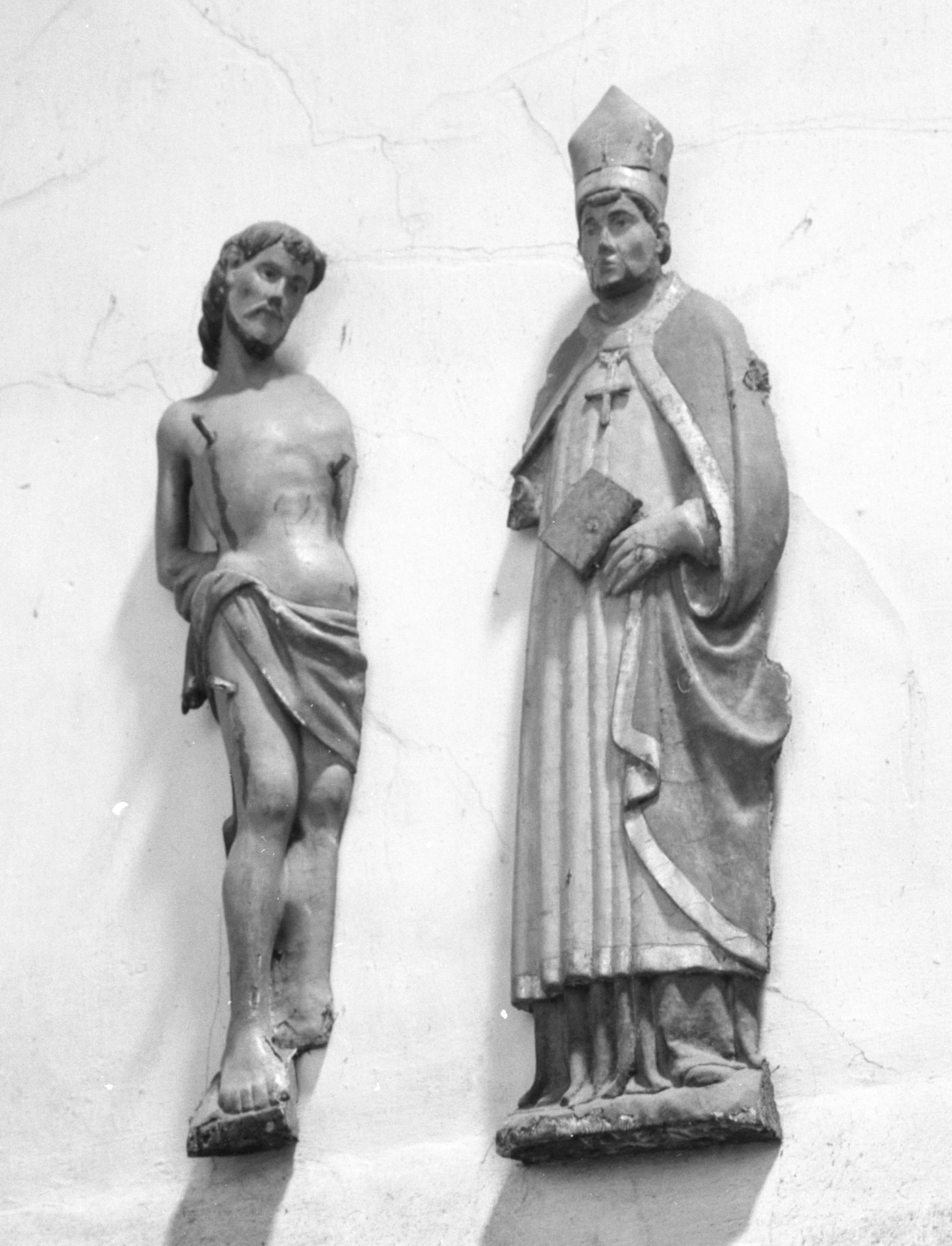 deux statues d'applique : saint Sébastien, saint Augustin