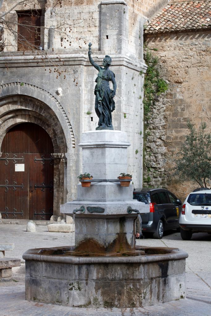 monument (monument commémoratif), fontaine monumentale de la république, avec une Marianne porteuse de lumière
