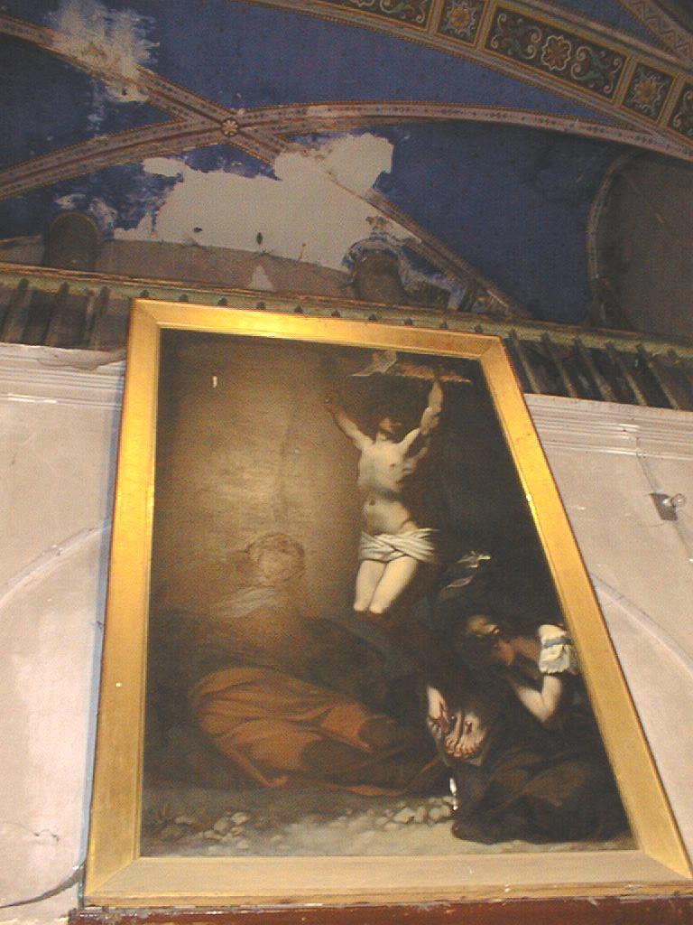 tableau et son cadre : Le Christ sur la croix. La Madeleine et la Vierge sont à ses pieds