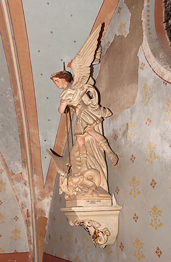 ensemble de 2 statues (grandeur nature) de Sainte Jeanne d'Arc et de Saint Michel terrassant le Démon encadrant la statue (petite nature) de l'Immaculée Conception, avec leurs consoles