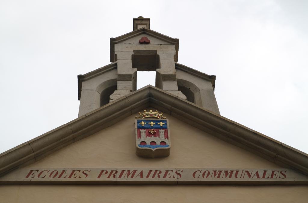 ensemble du décor porté de la façade de l'école Jean Pendariès