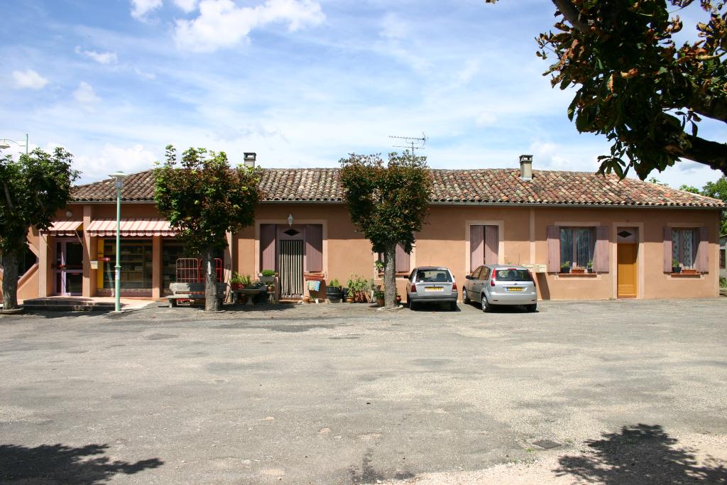 ancienne mairie et école, actuellement maisons et magasin de commerce