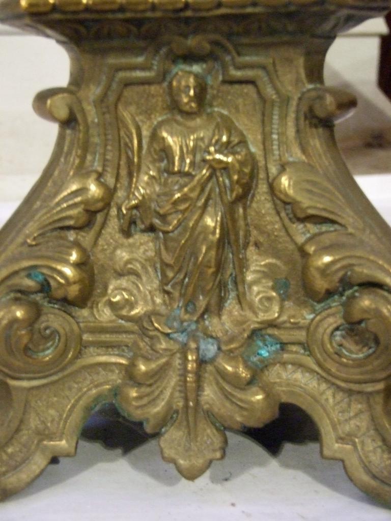 ensemble de la garniture d'autel : croix d'autel et 6 chandeliers d'autel