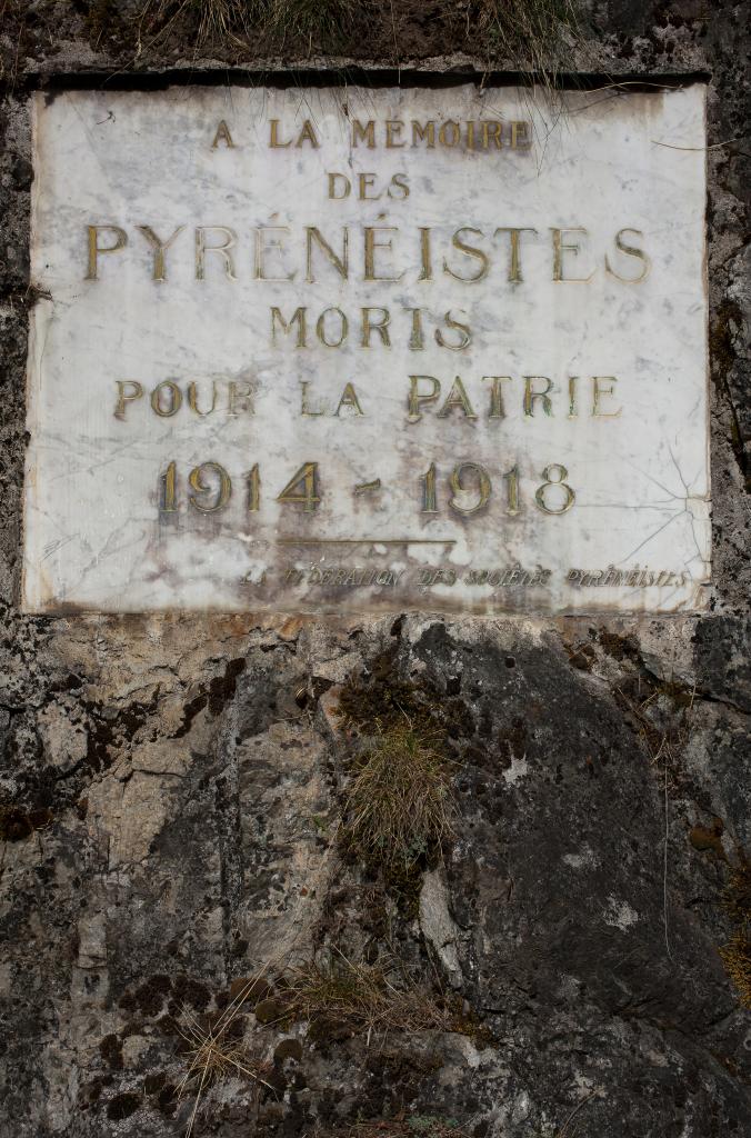plaque commémorative : ""Hommage aux pyrénéistes morts pour la Patrie