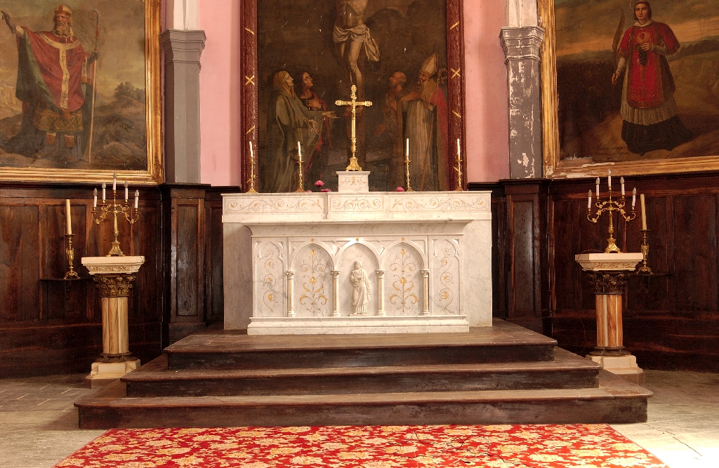 ensemble du maître-autel, de style néo-gothique : autel tombeau, gradin d'autel, tabernacle architecturé
