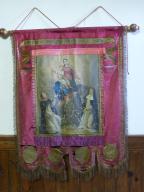 bannière de procession : Marie-Madeleine priant et Saint Dominique et sainte Catherine recevant le Rosaire de la Vierge à l'Enfant
