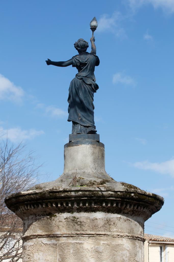 fontaine monumentale de la République, avec statue de Marianne ou de la Liberté