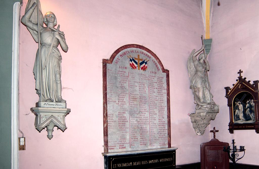plaque commémorative de la guerre de 1914-1918 avec deux statues (sainte Jeanne d'Arc et saint Michel) sur deux consoles