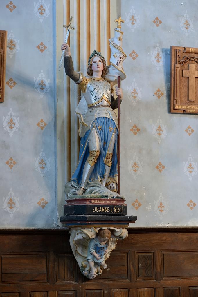 ensemble du monument aux morts de la guerre de 1914-1918, des deux statues (grandeur nature) de la Bienheureuse Jeanne d'Arc et du Sacré-Coeur avec leurs consoles et d'un vase d'autel (obus de la guerre de 1914-1918)