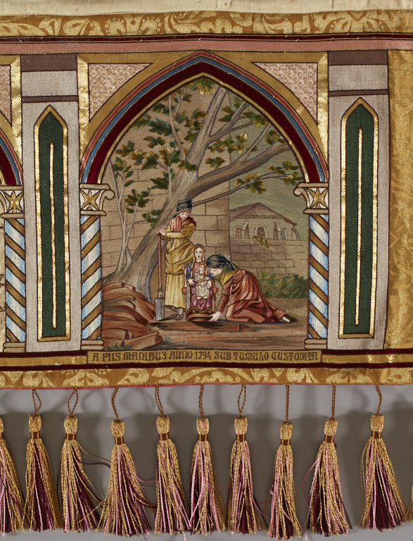 ornement liturgique catholique or de Notre-Dame de La Drèche, accompagné d'une chape, de deux dalmatiques, d'un voile huméral, d'une étole pastorale, d'une étole de diacre, de deux manipules supplémentaires, d'un conopée, d'un tour d'autel et d'une bourse du salut