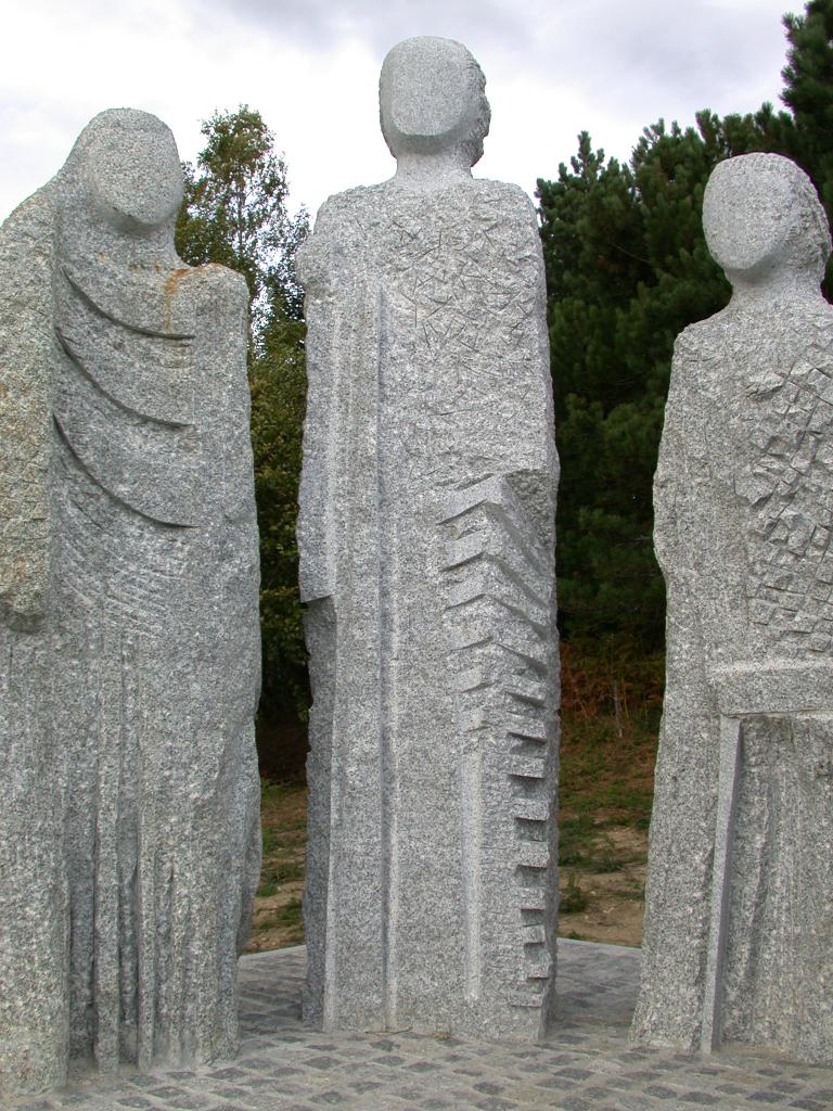 ensemble du groupe sculpté, cinq statues (figure colossale) du monument du maquis de Croquié
