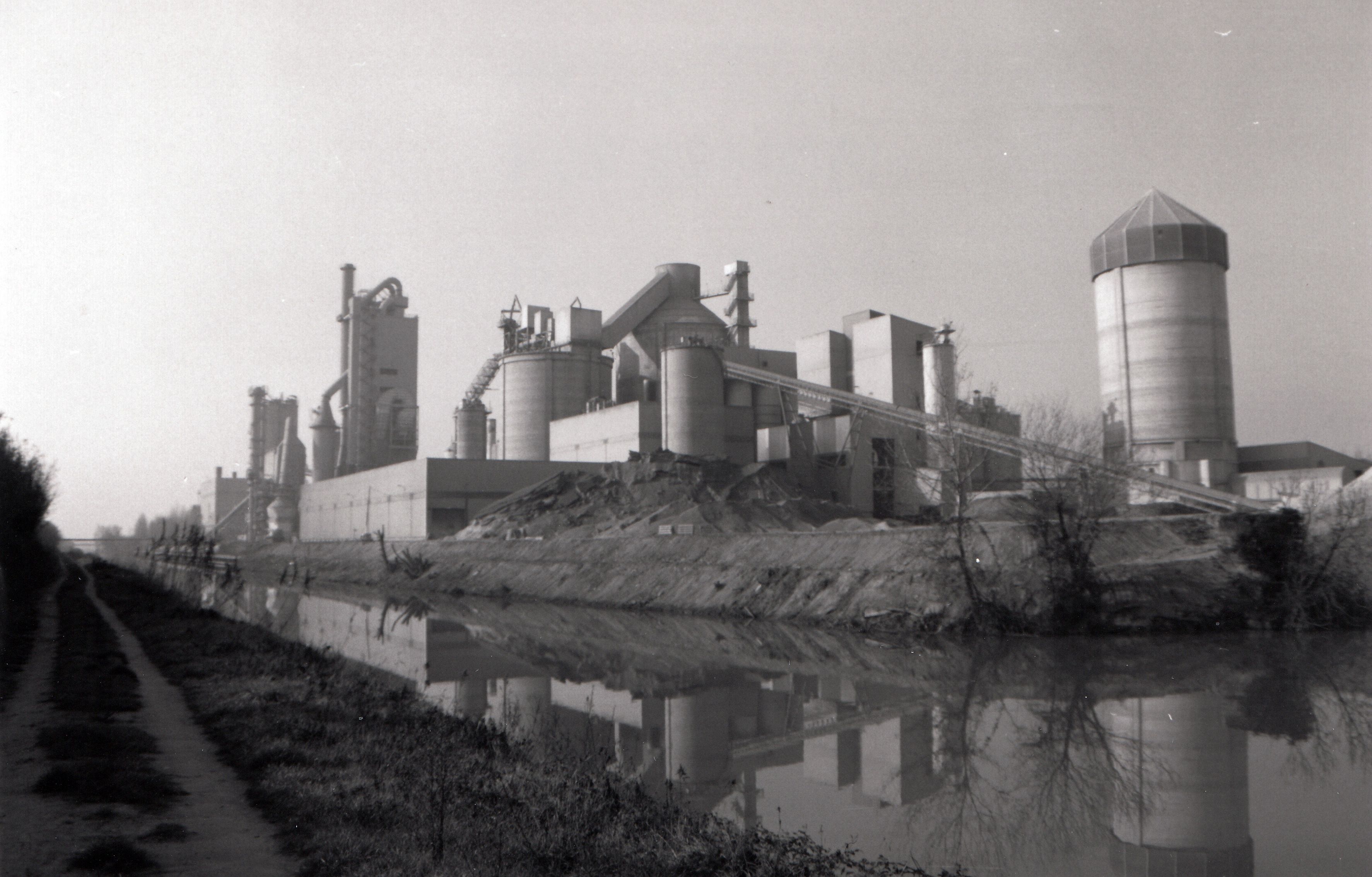 haut fourneau, fonderie et grosse forge de Saint-Montant ; usine d'explosifs, puis usine de matières colorantes synthétiques Meillassoux , actuellement fonderie Midi-Métaux et cimenterie des Ciments Français