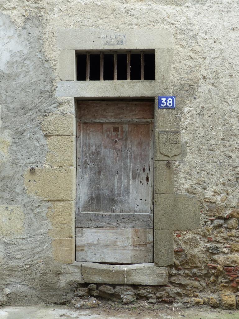 caserne (bâtiment de garnison) ?