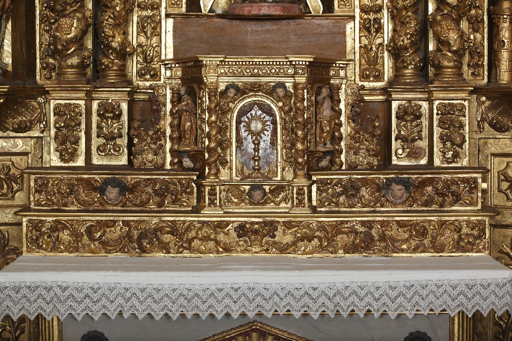 garniture de tabernacle du maître-autel ; ornement rouge du maître-autel