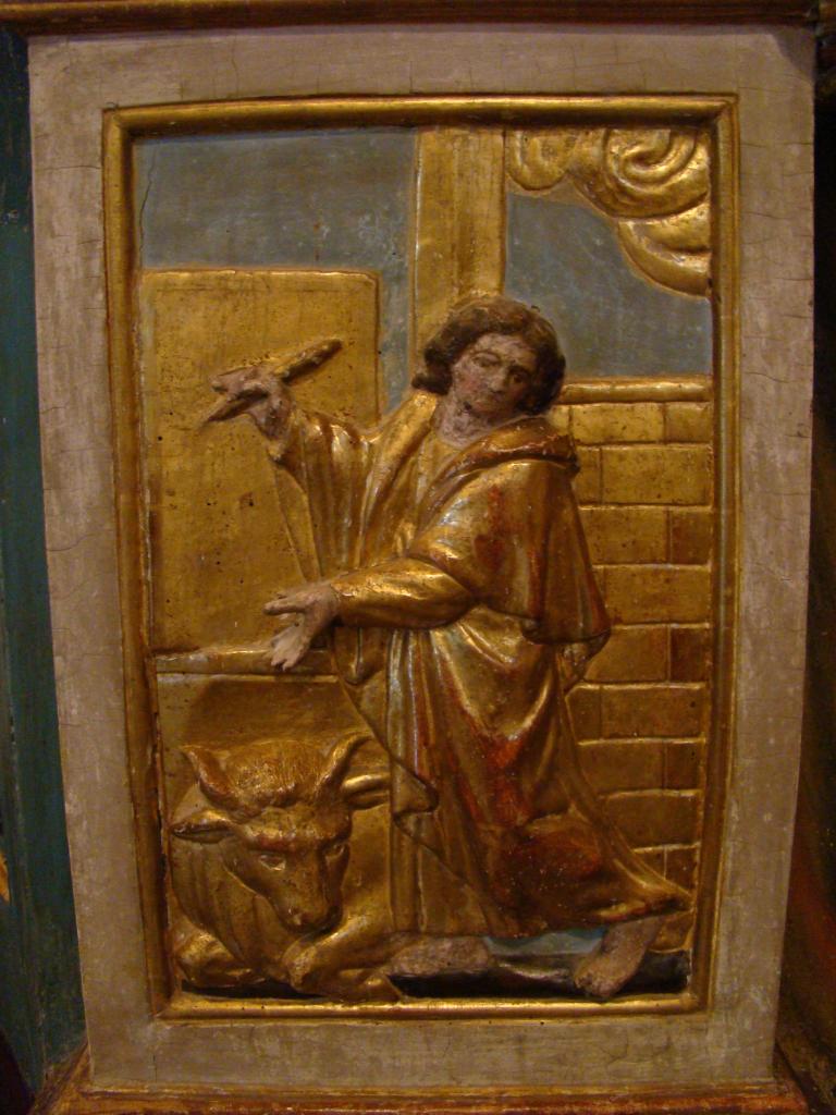 ensemble du retable du maître-autel : autel tombeau, 2 gradins d'autel, tabernacle-exposition architecturé de forme pyramidale, 3 hauts-reliefs : La Crucifixion, 2 statues : Saint Roch et Saint Antoine