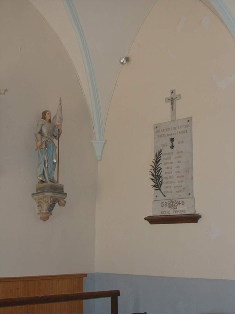 ensemble du monument aux morts de la guerre de 1914-1918 et de la guerre de 1939-1945 avec deux plaques commémoratives et la statue (petite nature) de Jeanne d'Arc sur sa console.