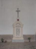 monument aux morts de la guerre de 1914-1918 avec une statue (petite nature) de Jeanne d'Arc sur sa console.