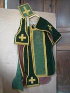 ensemble d'un ornement vert : chasuble, étole de clerc, manipule, voile de calice, bourse de corporal
