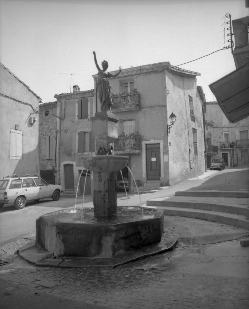 monument (monument commémoratif), fontaine monumentale, statue monumentale de Marianne ou de la Liberté