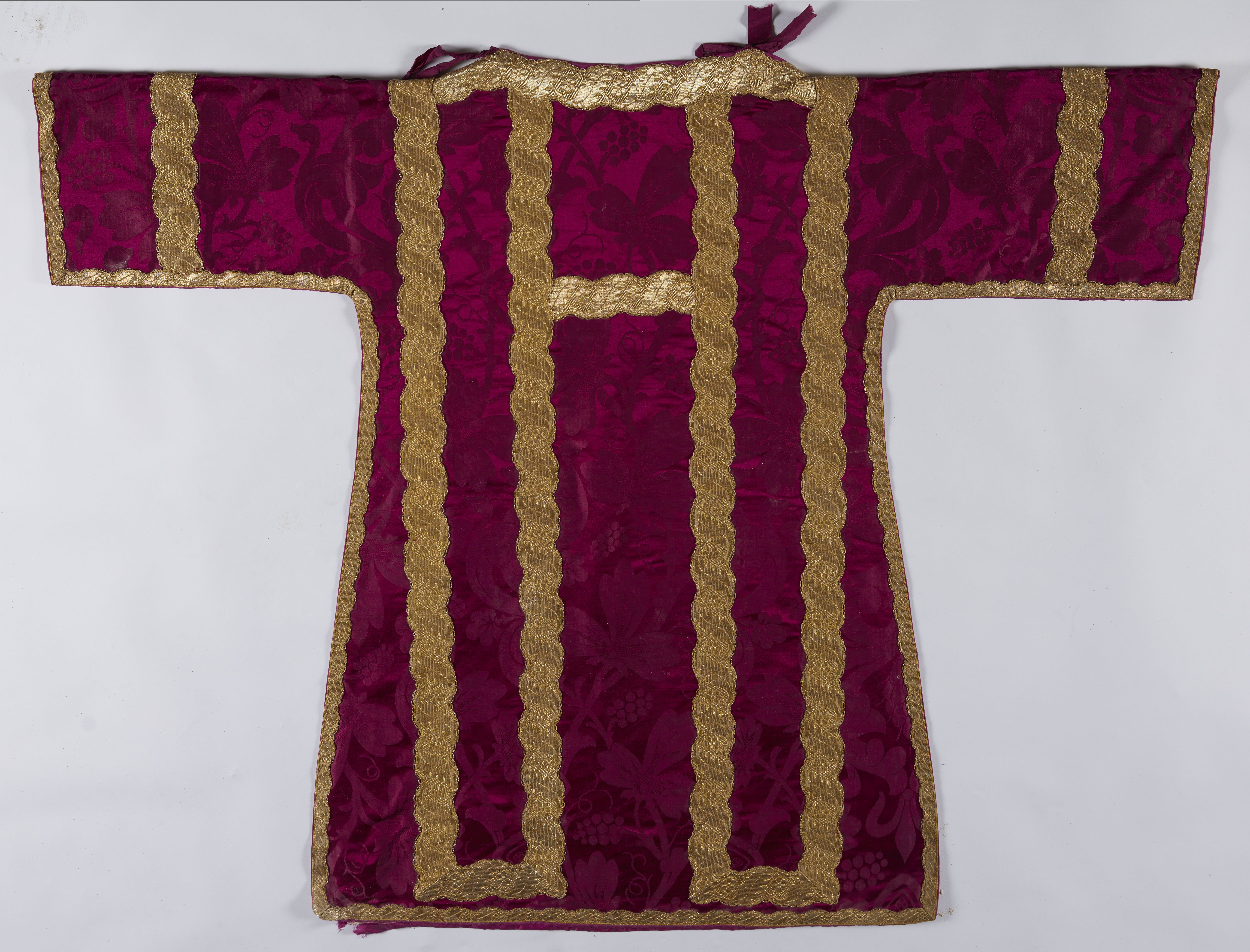 Ornement liturgique catholique violet avec une étole, deux manipules, deux dalmatiques et un voile de pupitre