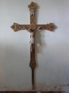 croix de procession et statue du Christ en croix